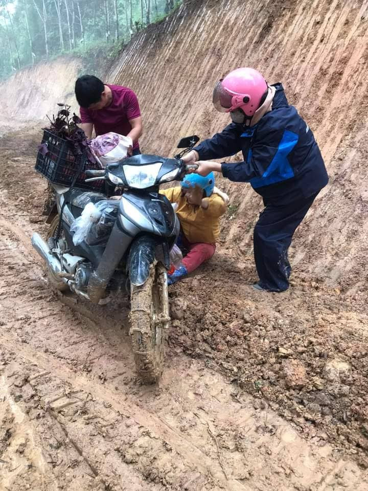 Cuốn xích vào lốp xe, hỗ trợ lẫn nhau để &quot;đánh vật&quot; với những cung đường &quot;bôi mỡ&quot; mỗi ngày.