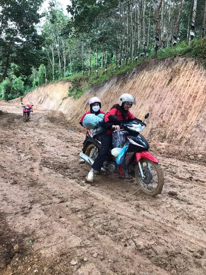 Người đi, người đẩy để vượt qua những đoạn trơn trượt.