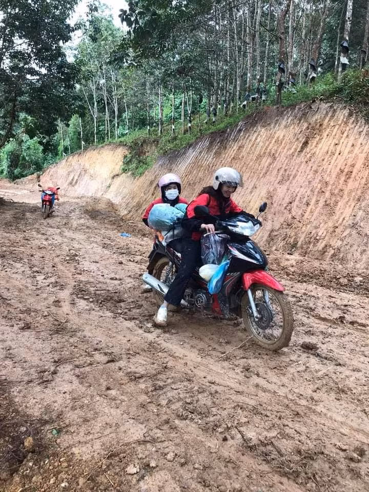 Người đi, người đẩy để vượt qua những đoạn trơn trượt.