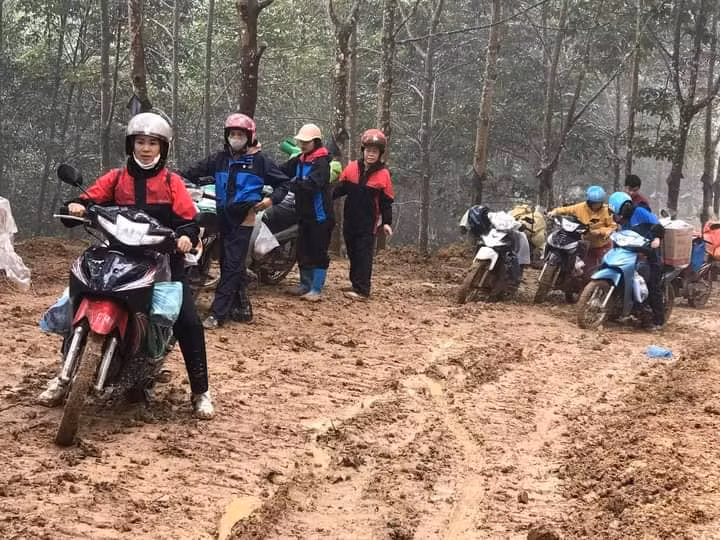 Đường lên trường cả giáo viên nhà trường.