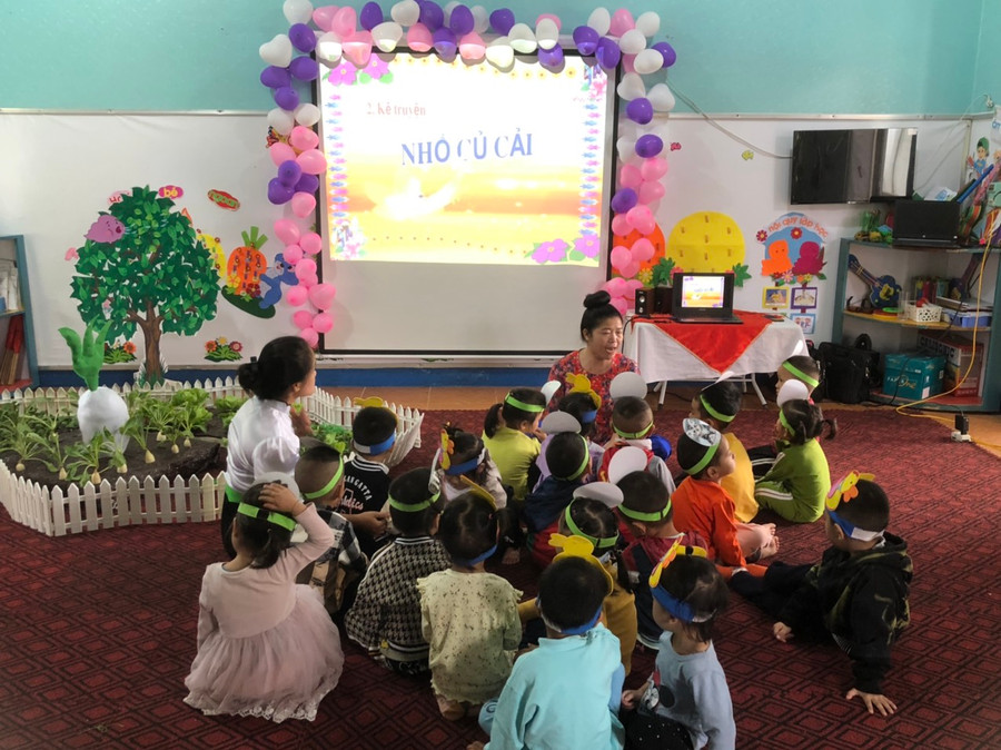 Giờ hoạt động làm quen với Văn học của cô và trò lớp Mẫu giáo Bé tại điểm trường trung tâm.