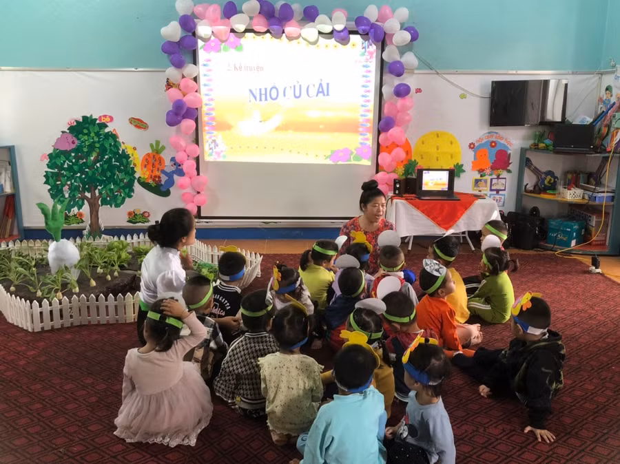 Giờ hoạt động làm quen với Văn học của cô và trò lớp Mẫu giáo Bé tại điểm trường trung tâm.