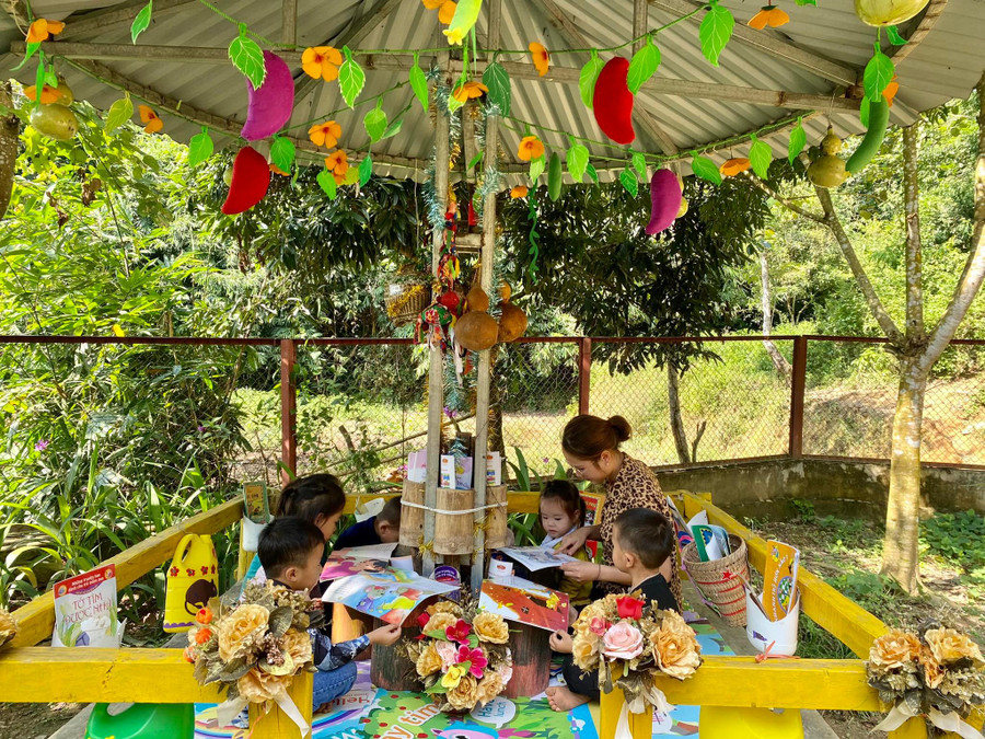 Góc học tập do tập thể nhà trường thiết kế.