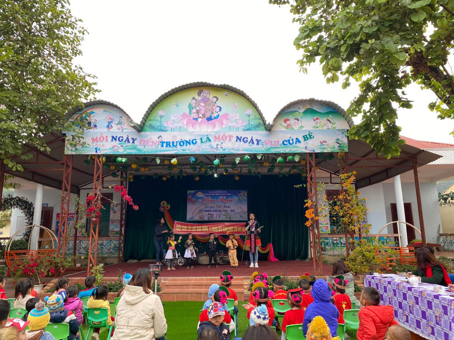 Cô trò nhà trường trong buổi giao lưu &quot;Tôi yêu Việt Nam&quot;.