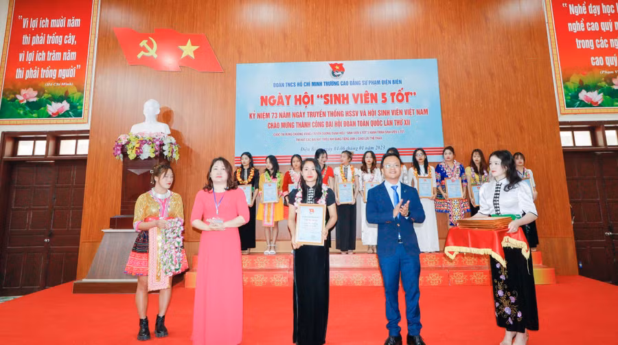 Cô Nguyễn Thị Tuyết Mai (thứ 2 bên phải) - Hiệu trưởng Trường CĐSP Điện Biên trao chứng nhận cho "Sinh viên 5 Tốt".