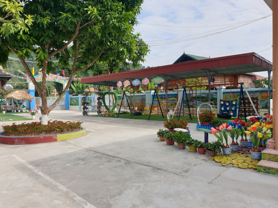 Sân trường sạch sẽ, thoáng mát. Sân trường sạch sẽ, thoáng mát.