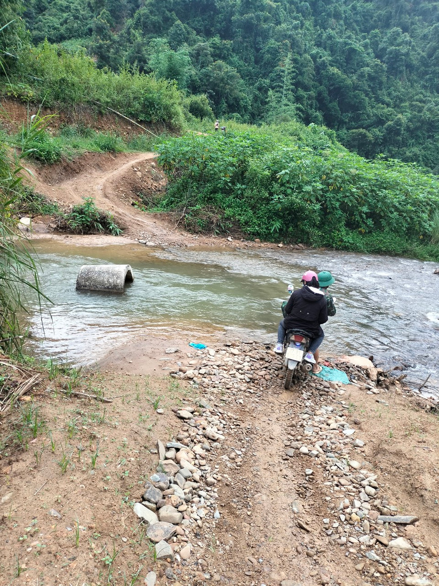 Giáo viên &quot;cắm bản&quot; vẫn phải trèo đèo, lội suối mỗi khi đến trường.