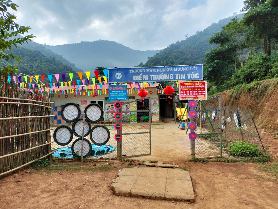 Cơ sở vật chất, đồ dùng, đồ chơi do giáo viên ở các điểm bản lẻ tự tạo.