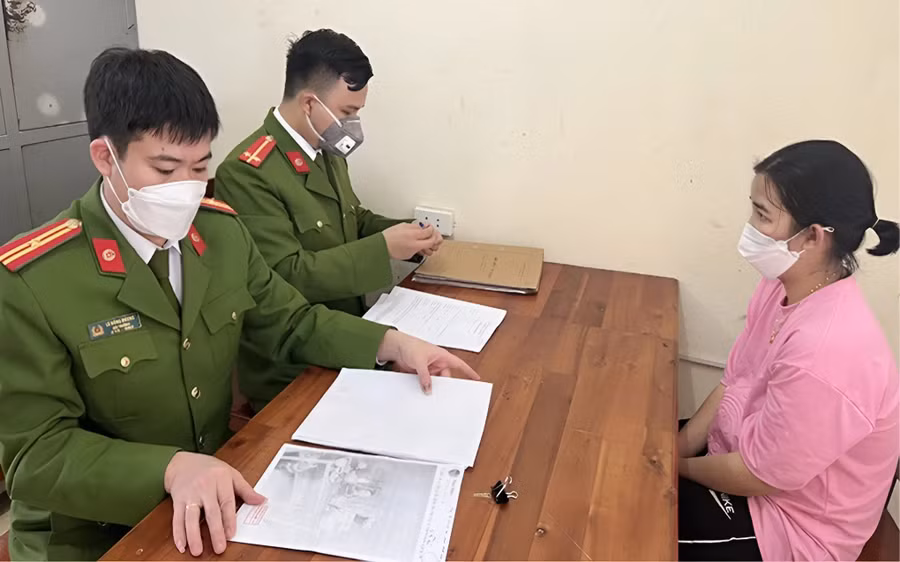 Công an làm việc với Lê Thị Hiền vào năm 2022. Ảnh: Công an huyện Triệu Sơn 