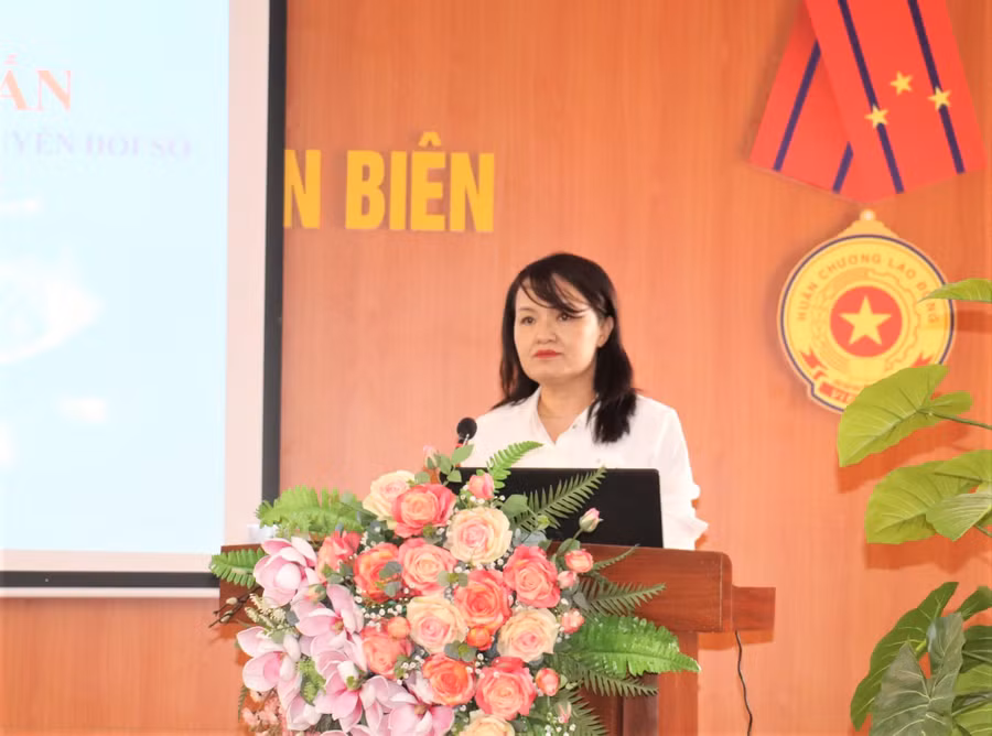 Bà Lò Thị Thời, Phó Giám đốc Sở GD&amp;ĐT tỉnh Điện Biên phát biểu tại Hội nghị.