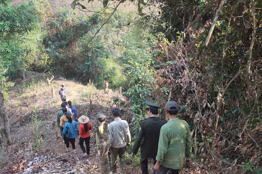 Người dân xã Bum Nưa cùng cán bộ Hạt kiểm lâm tham gia tuần tra bảo vệ rừng.