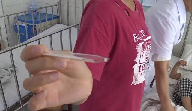 be 2 tuoi can vo nhiet ke, nuot phai thuy ngan, bac si noi: "uong ngay them thu nay" - 4