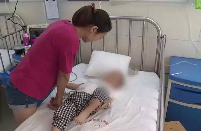 Bé 2 tuổi cắn vỡ nhiệt kế nuốt phải thủy ngân, bác sĩ cho uống ngay thứ này ảnh 1 be 2 tuoi can vo nhiet ke, nuot phai thuy ngan, bac si noi: "uong ngay them thu nay" - 3