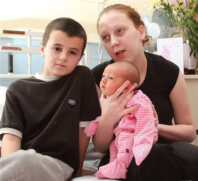 &#34;ong bo tre nhat the gioi&#34;: 13 tuoi co con, 2 nam sau phat hien su that phu phang - 3