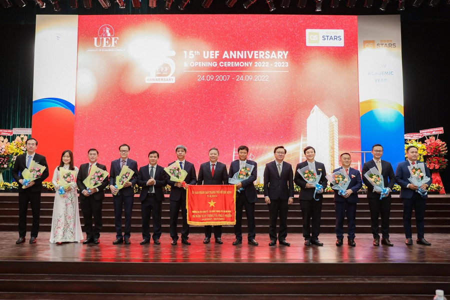 Đại diện lãnh đạo UBND TP.HCM trao Cờ thi đua cho UEF. Đại diện lãnh đạo UBND TP.HCM trao Cờ thi đua cho UEF.