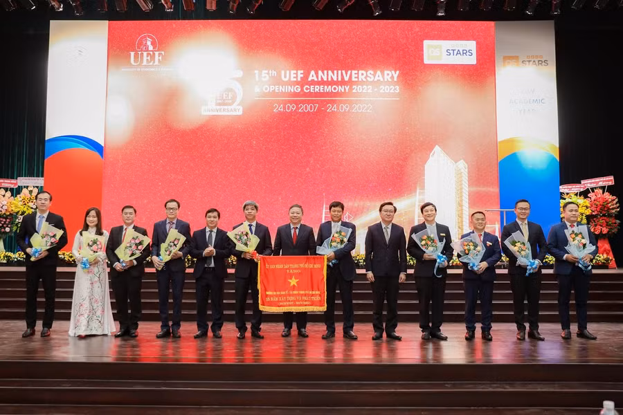 Đại diện lãnh đạo UBND TP.HCM trao Cờ thi đua cho UEF.