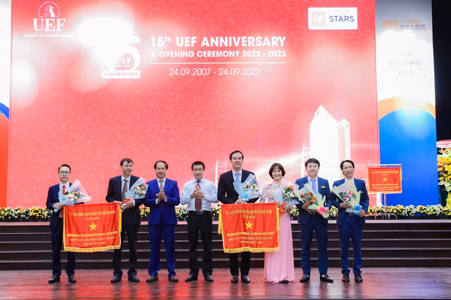 Ban giám hiệu UEF đón nhận Cờ truyền thống và Cờ thi đua của UBND TP.HCM