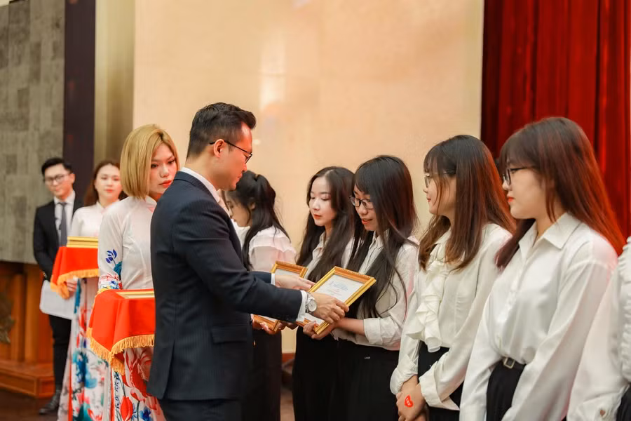 Trao học bổng cho sinh viên.