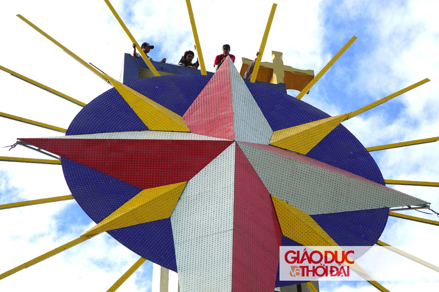 Ngôi sao Giáng sinh với kích thước gần 10m được các giáo dân kéo lên tháp chuông.