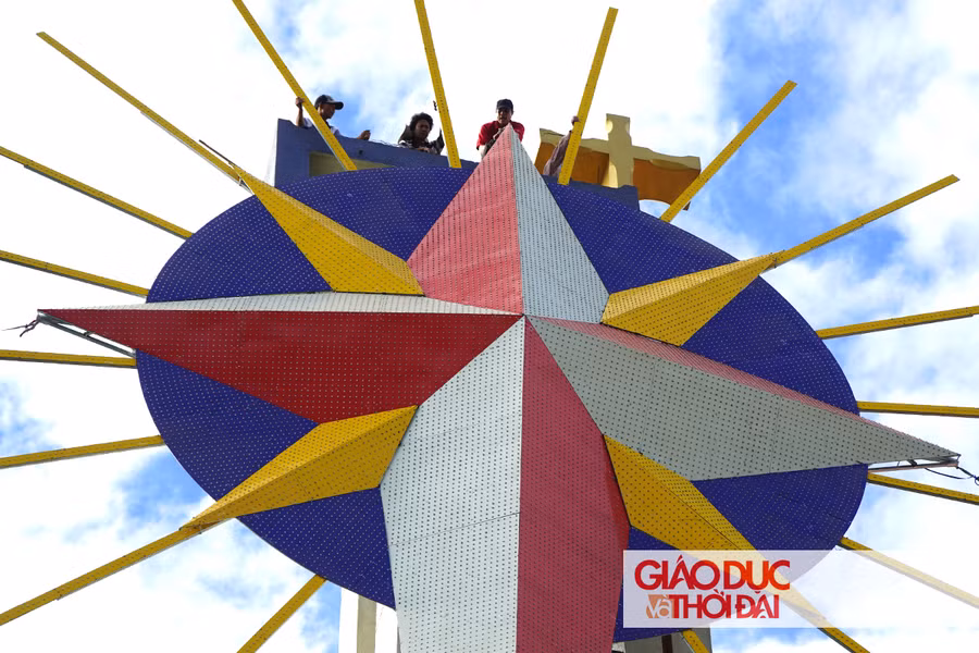 Ngôi sao Giáng sinh với kích thước gần 10m được các giáo dân kéo lên tháp chuông.