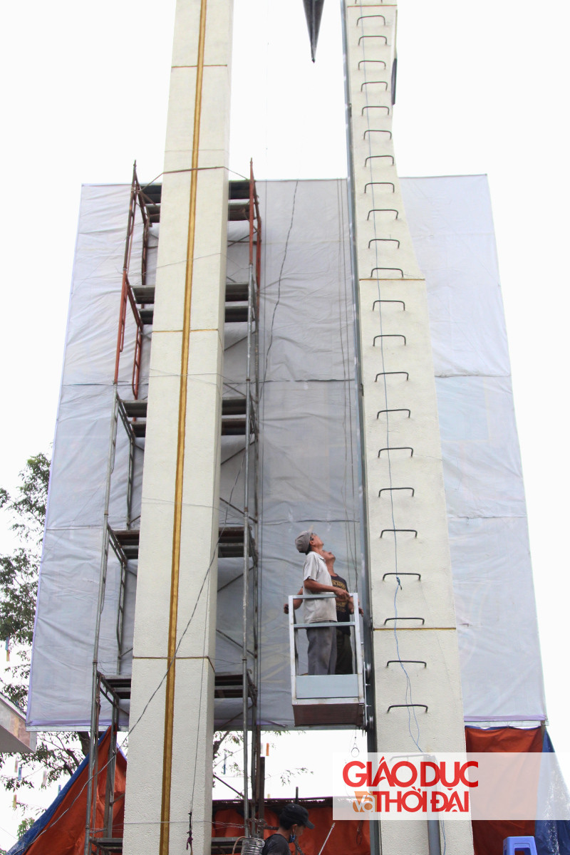 Sau khi cố định được, phần việc thắp sáng cũng hết sức kì công khi phải dùng đến thang điện để di chuyển lên đến đỉnh của tháp chuông, nối đèn và hệ thống điện.