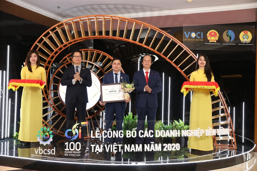 Đại diện Lãnh đạo Công ty Yến sào Khánh Hòa vinh dự nhận chứng nhận CSI năm 2020