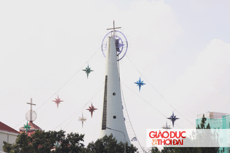 Giáo xứ Thánh Tâm (TP.Biên Hòa) nổi bật với những mô hình ánh sao nối nhau thành từng hàng, được treo trên tháp chuông với chiều cao hơn 30m.
