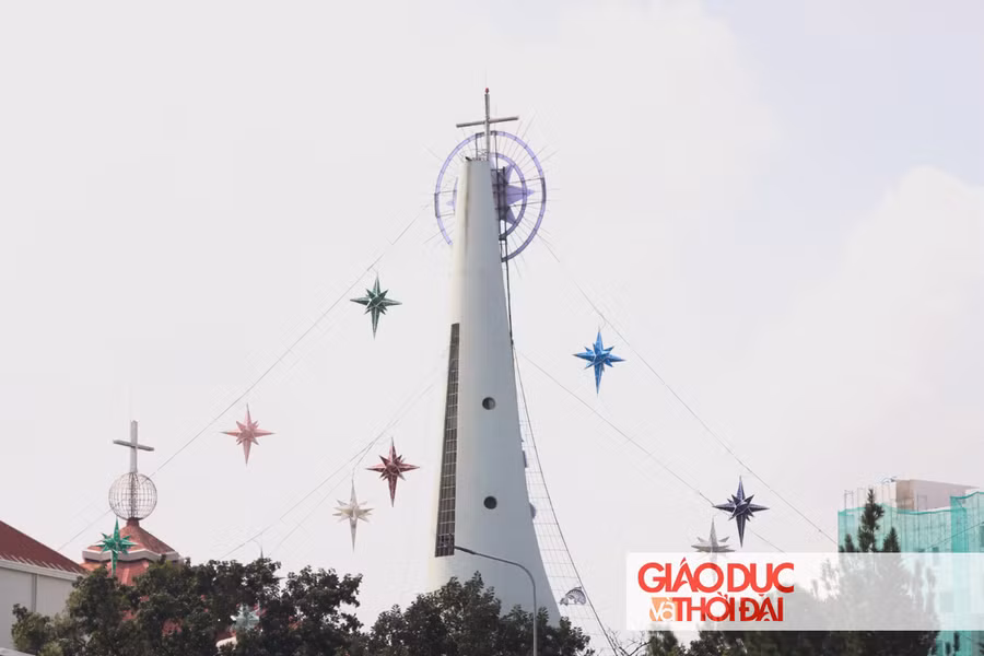 Giáo xứ Thánh Tâm (TP.Biên Hòa) nổi bật với những mô hình ánh sao nối nhau thành từng hàng, được treo trên tháp chuông với chiều cao hơn 30m.