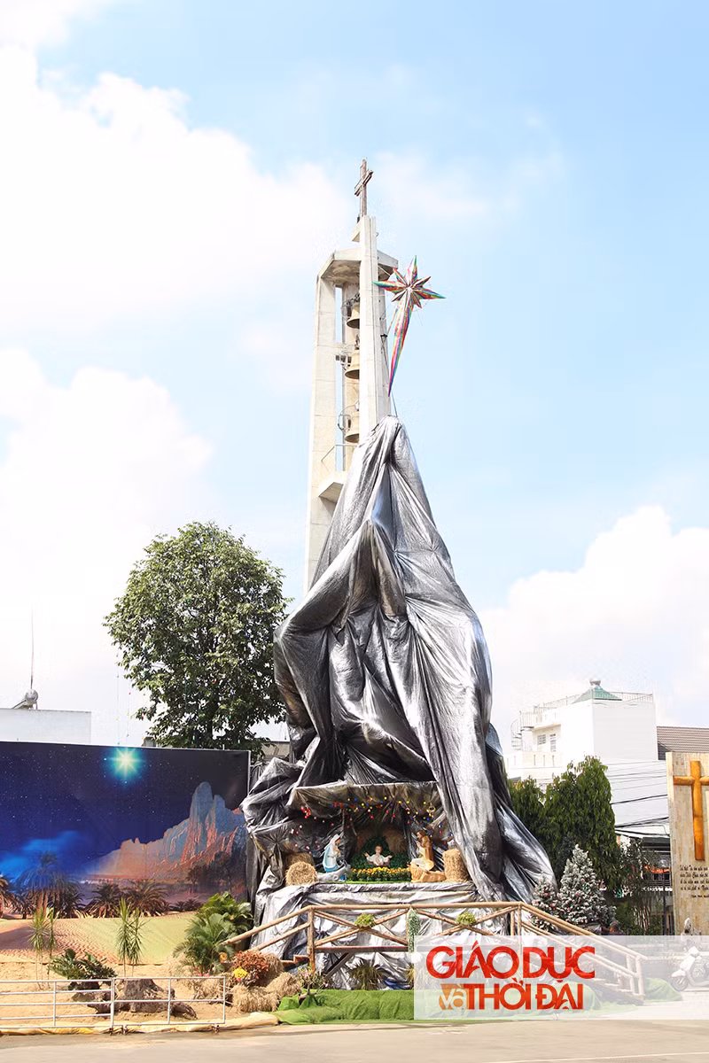 Giáo xứ Ngọc Đồng (TP.Biên Hòa) đã hoàn thiện hang đá Giáng sinh và ngôi sao Noel, sẵn sàng chào đón ngày lễ đặc biệt.