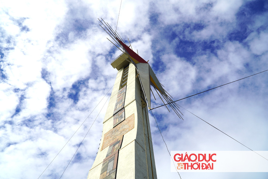 Nhiều dây cáp đã được sử dụng để cố định ngôi sao lớn này.