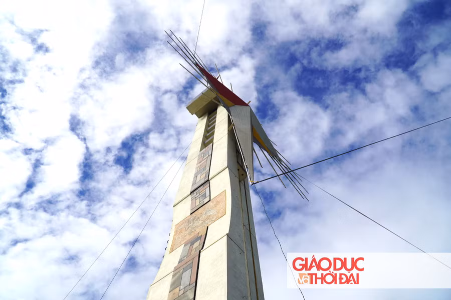 Nhiều dây cáp đã được sử dụng để cố định ngôi sao lớn này.