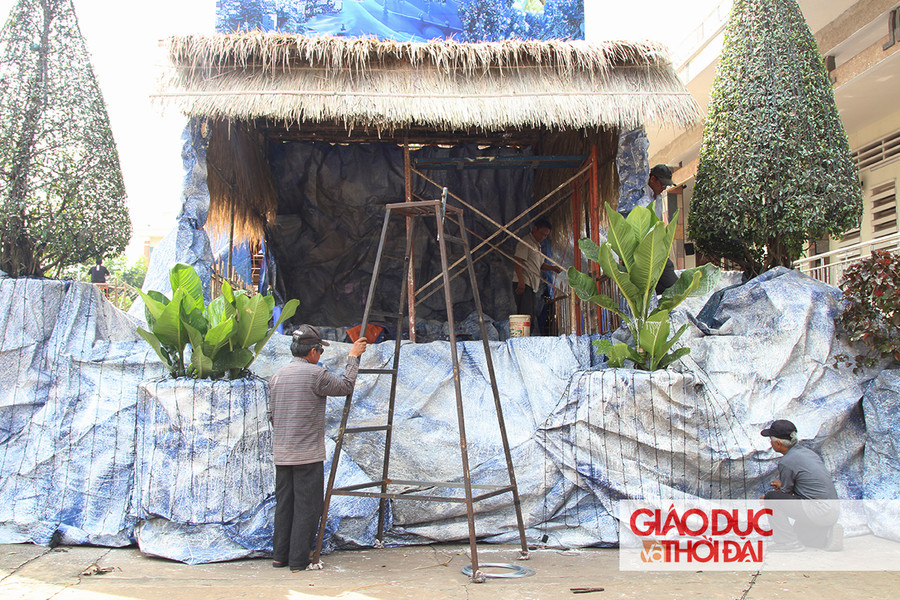 Các giáo dân tại giáo xứ Bùi Chu (Đồng Nai) đang tất bật trang trí, xắp xếp các dải đèn hoàn thiện hang đá Giáng sinh.