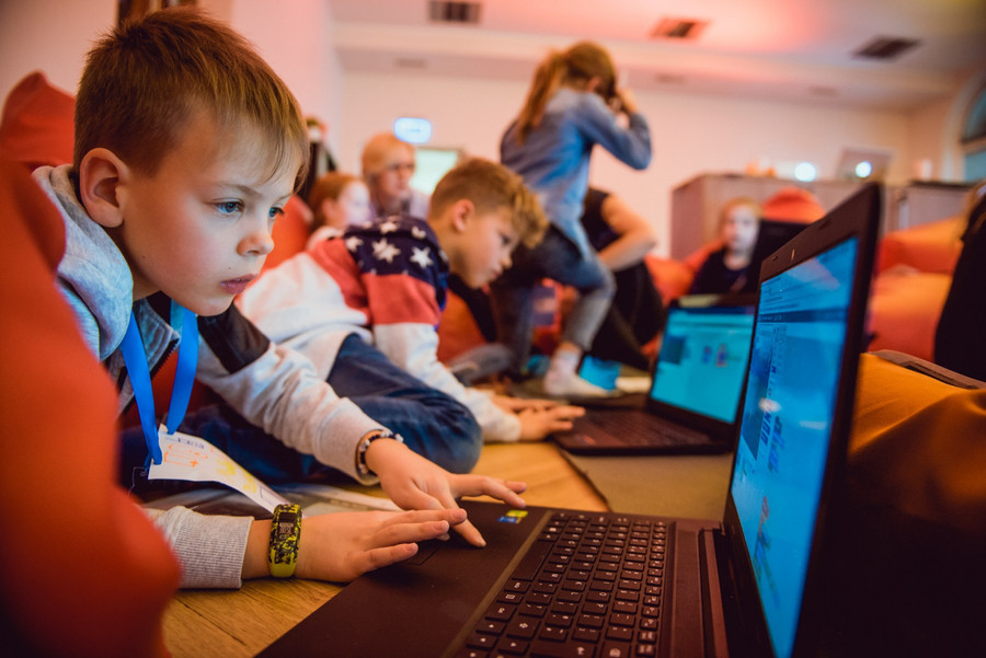 Khuyến khích con bạn sử dụng kiến thức mới học được bằng cách dạy người khác. (Ảnh: ITN). Khuyến khích con bạn sử dụng kiến thức mới học được bằng cách dạy người khác. (Ảnh: ITN).