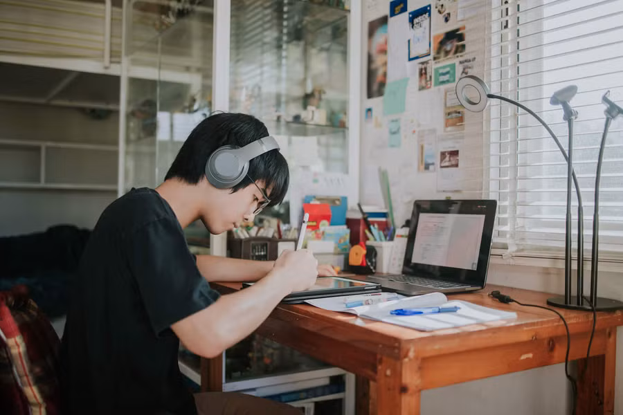 Việc dạy trẻ em và thanh thiếu niên về các trò gian lận trực tuyến không phải là việc chỉ làm một lần là xong. (Ảnh: ITN)