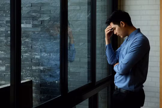 Đàn ông ít chia sẻ cảm xúc hơn phụ nữ. (Ảnh: ITN).