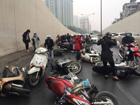 Hiện trường tai nạn có hơn chục xe máy ngã chồng lên nhau dưới hầm Kim Liên sáng nay 7/12. Ảnh: ANTĐ.