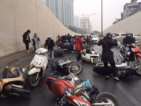 Hiện trường tai nạn có hơn chục xe máy ngã chồng lên nhau dưới hầm Kim Liên sáng nay 7/12. Ảnh: ANTĐ.