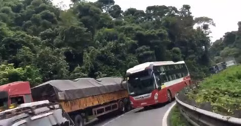 Xe khách Thành Bưởi lấn làn trên đèo Bảo Lộc