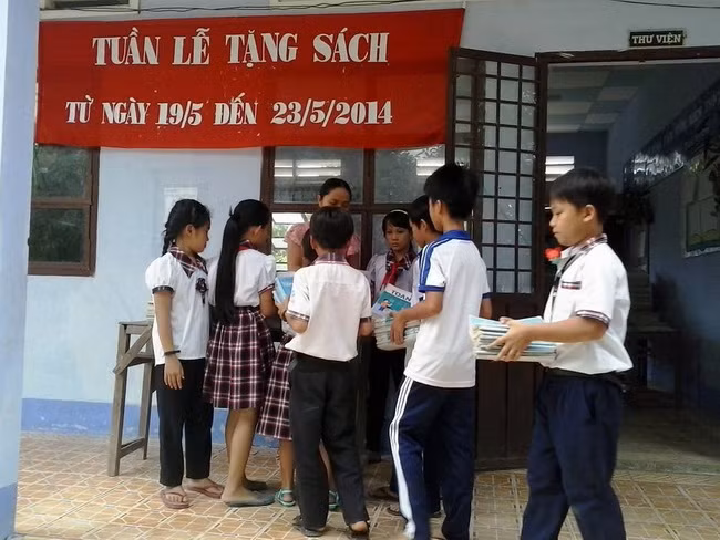 Tủ sách của học trò vùng khó