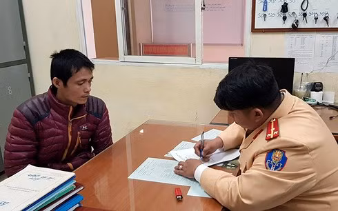 Tài xế vi phạm bị xử phạt tại Đội CSGT số 14. Ảnh: VOV.