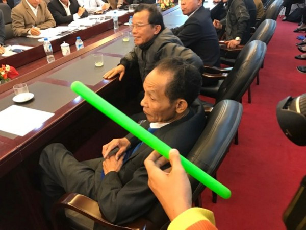 Chiếc gậy đồ chơi được cho là các bạn dùng để đánh bé D.