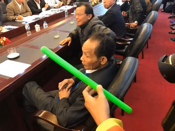 Chiếc gậy đồ chơi được cho là các bạn dùng để đánh bé D.