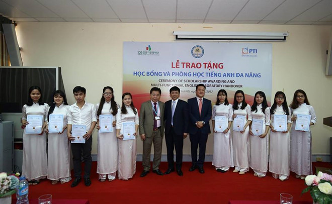 Lãnh đạo PTI chụp ảnh kỷ niệm với Hiệu trưởng Học viện Tài chính và các em sinh viên