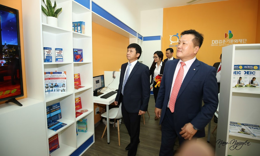 Ông Kim Kang Wook, Phó Chủ tịch HĐQT PTI kiêm đại diện quỹ Văn hóa DB (bên phải) tại lễ bàn giao phòng học tiếng Anh đa năng