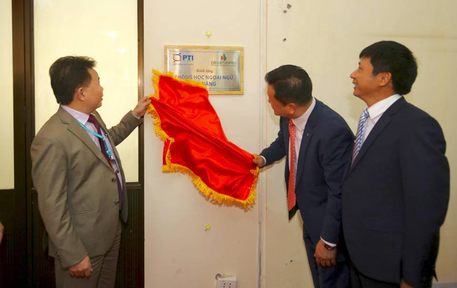 Khai trương phòng học ngoại ngữ đa năng