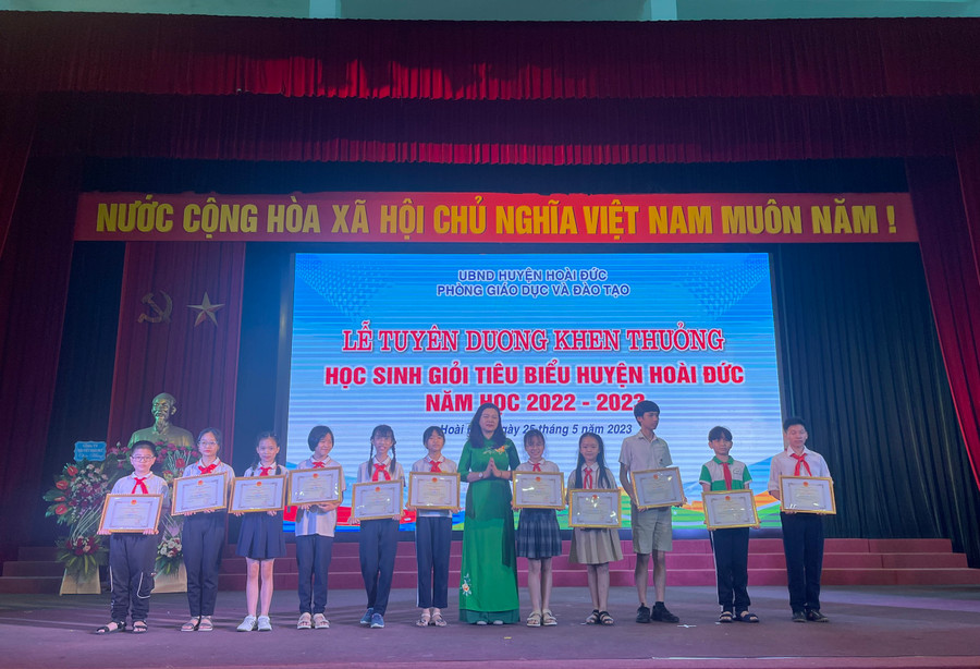 Bà Trần Lưu Hoa - Phó Giám đốc Sở GD&ĐT Hà Nội trao thưởng cho các em học sinh tiêu biểu. Bà Trần Lưu Hoa - Phó Giám đốc Sở GD&ĐT Hà Nội trao thưởng cho các em học sinh tiêu biểu.