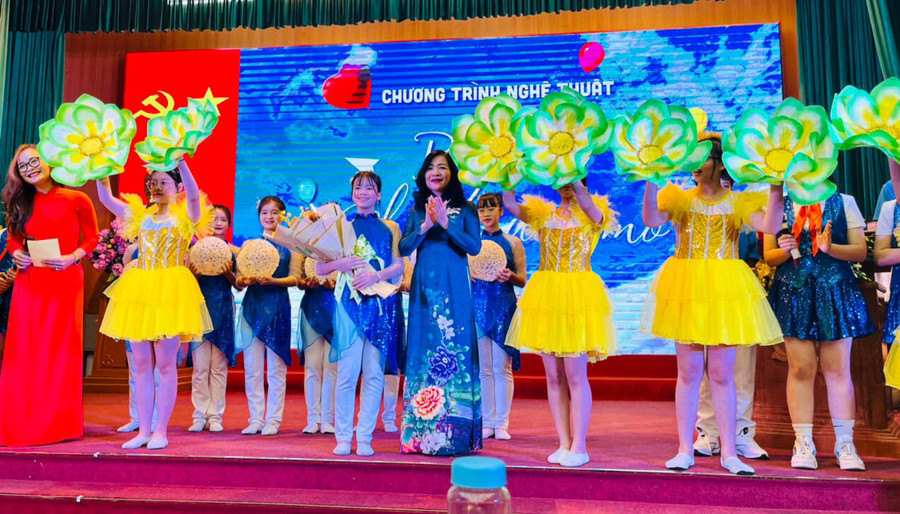 Tiết mục múa hát chào mừng tại lễ tuyên dương khen thưởng học sinh giỏi tiêu biểu năm học 2022-2023. Tiết mục múa hát chào mừng tại lễ tuyên dương khen thưởng học sinh giỏi tiêu biểu năm học 2022-2023.