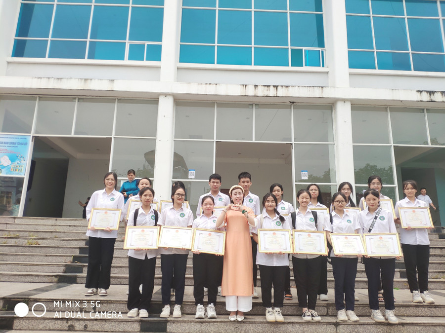 Cô trò cùng nhau lưu lại khoảnh khắc đáng nhớ sau buổi lễ tuyên dương học sinh giỏi tiêu biểu năm học 2022-2023. Cô trò cùng nhau lưu lại khoảnh khắc đáng nhớ sau buổi lễ tuyên dương học sinh giỏi tiêu biểu năm học 2022-2023.