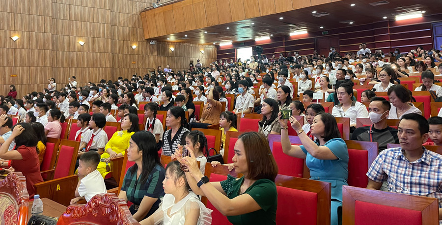 Đông đảo giáo viên, phụ huynh và học sinh tham dự buổi lễ tuyên dương. Đông đảo giáo viên, phụ huynh và học sinh tham dự buổi lễ tuyên dương.