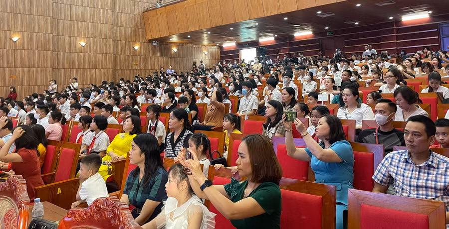 Đông đảo giáo viên, phụ huynh và học sinh tham dự buổi lễ tuyên dương.